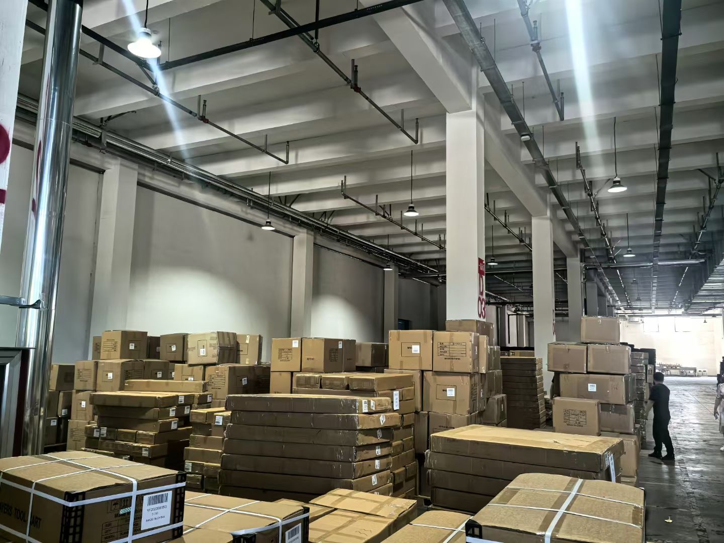 中国倉庫でアパレル商品を保管し出荷準備する現場