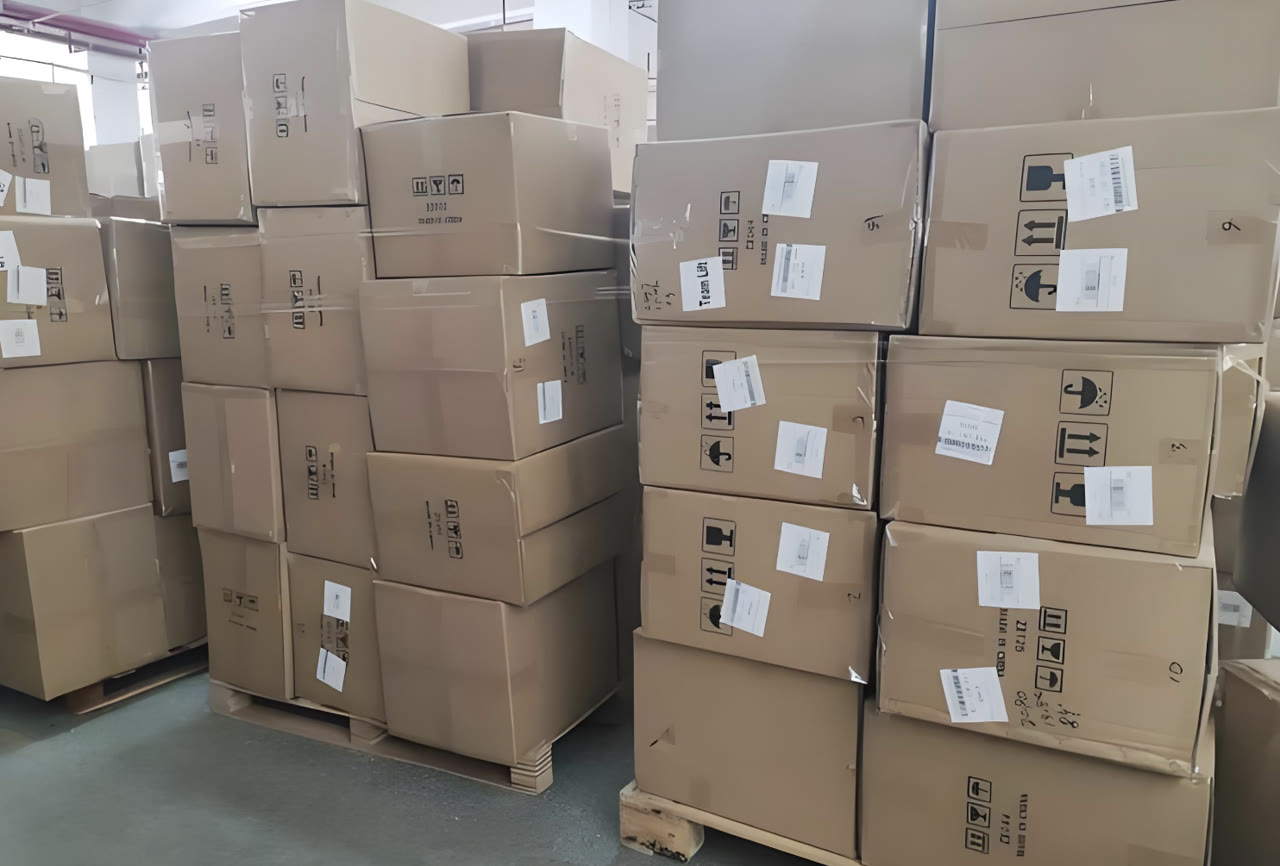 中国倉庫で検品と梱包準備を行う現場イメージ