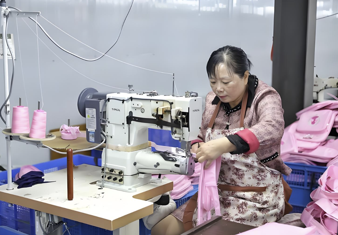 中国の小規模縫製工場で量産中の商品を確認する現場