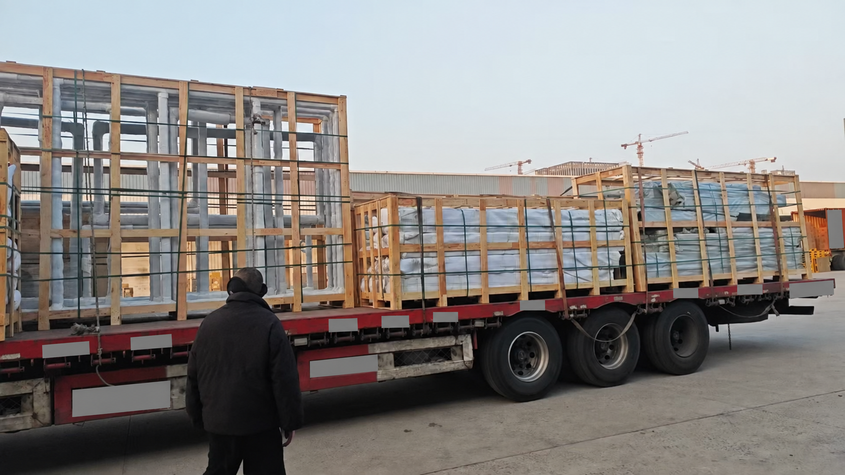 木枠で梱包された大型の荷物を載せたトラック