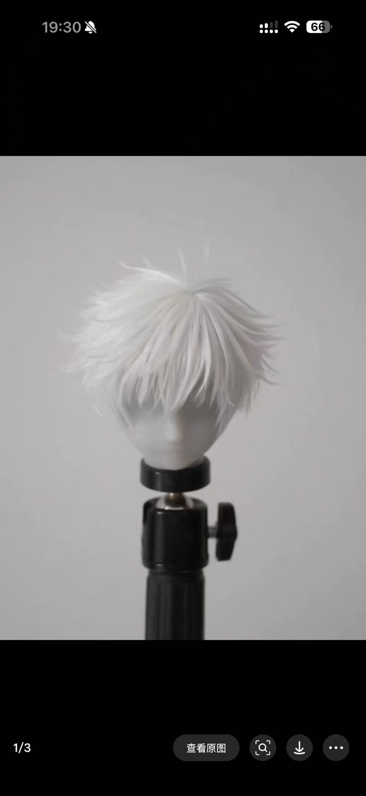 白いショートウィッグを着けた展示用ヘッドの参考画像