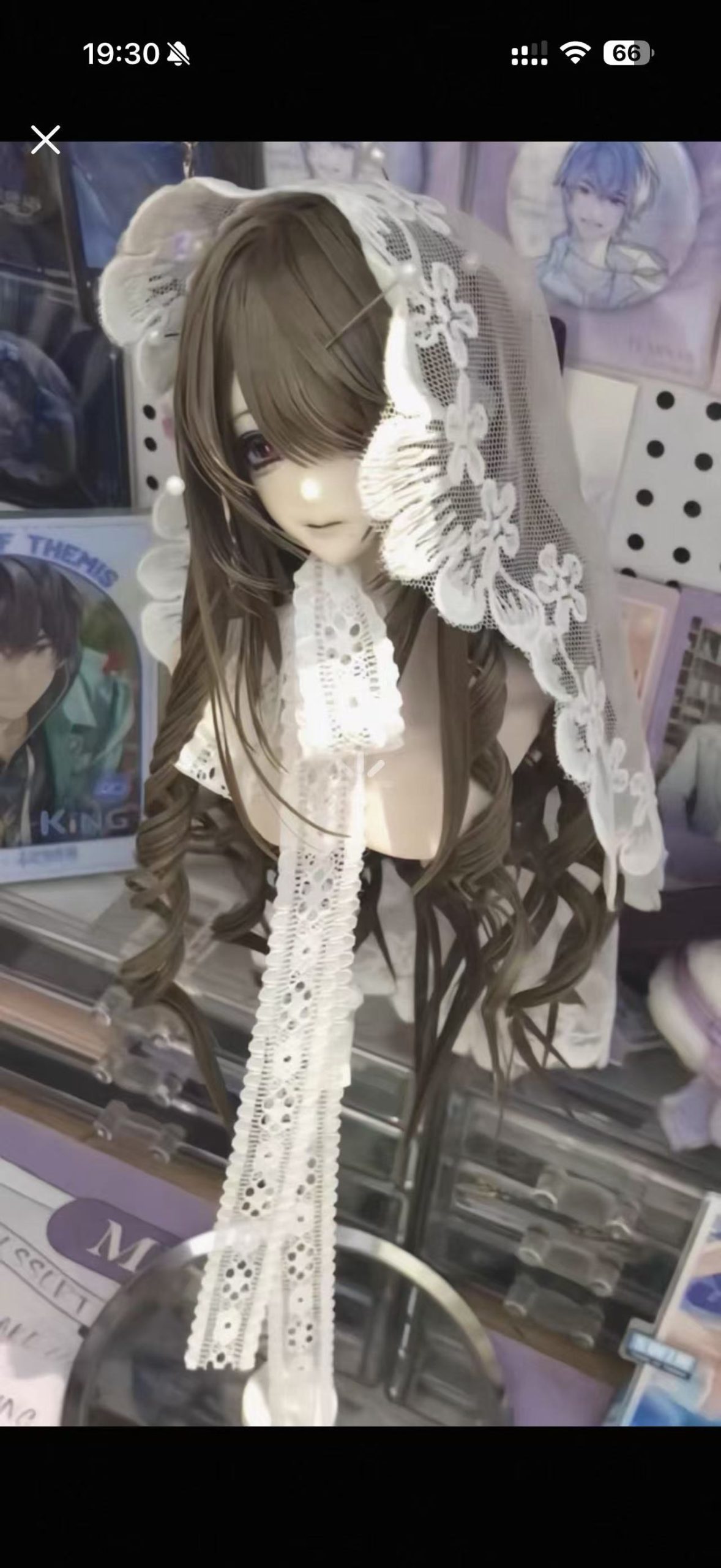 レース飾りと茶色のロングウィッグを着けた展示用ヘッドの参考画像