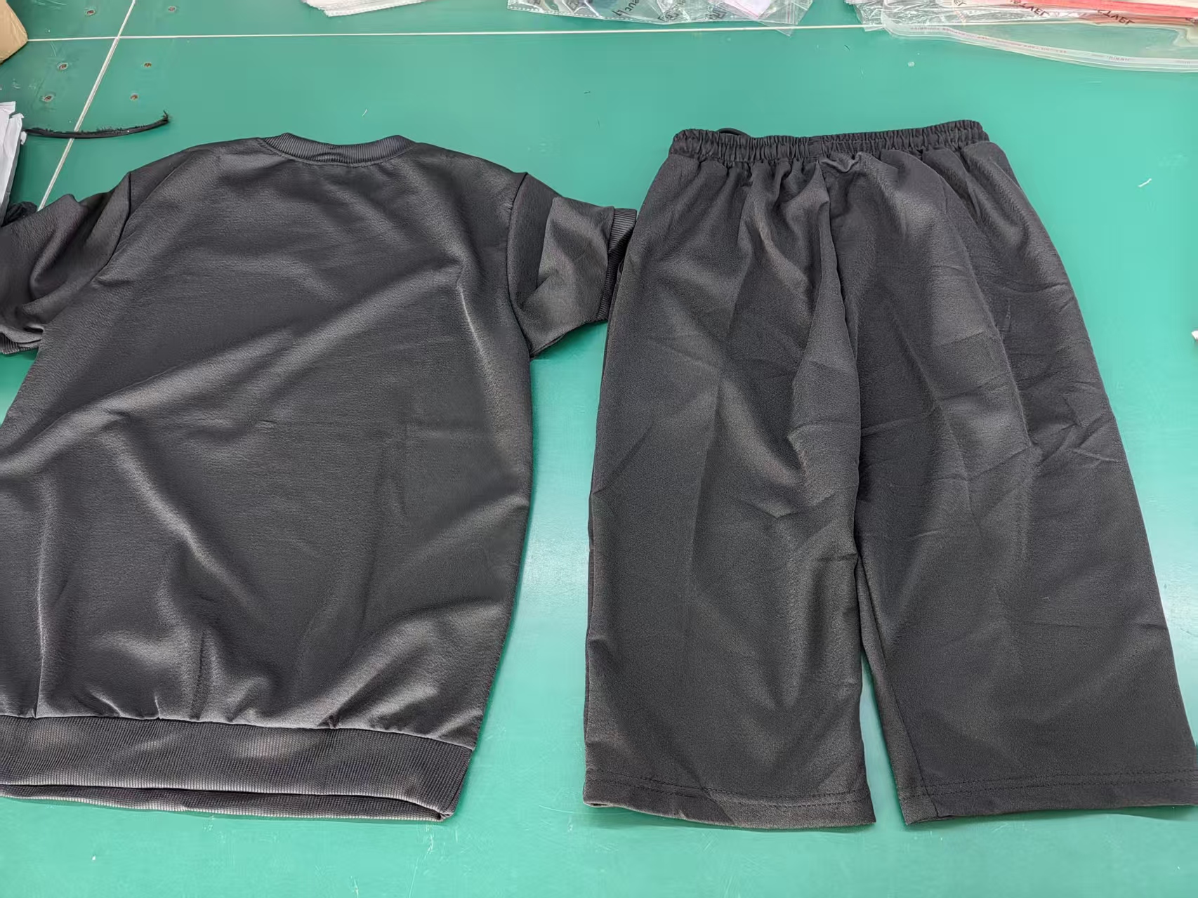 アパレル外観確認｜背面の現場写真