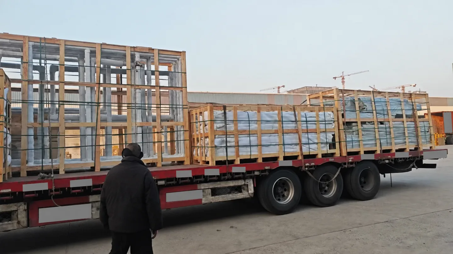 木枠で梱包された大型の荷物を載せたトラック